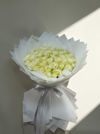 50 white roses fluffy wrapping